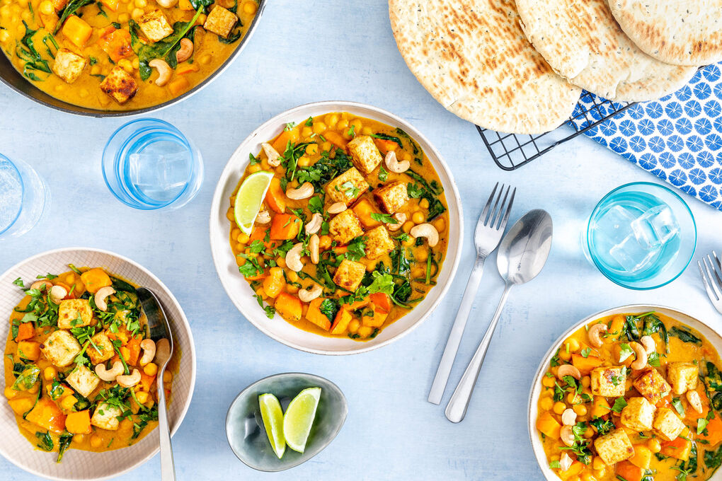 XXL: Kichererbsen-Kürbis-Curry mit Tofu mit Pitabrot, Koriander und Cashews