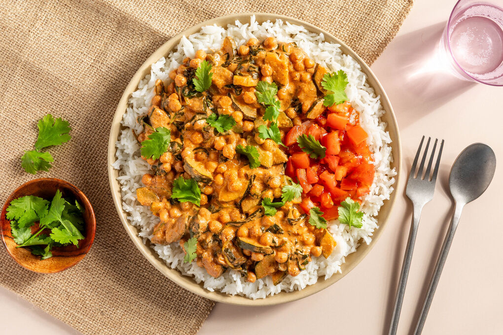 Kichererbsencurry mit Zucchini & Spinat dazu Sambal-Tomaten, Koriander und Reis