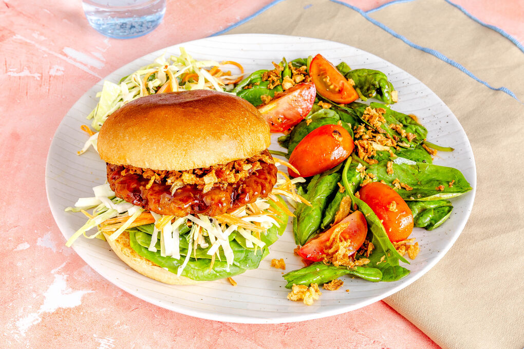 Superfix: Veganer Teriyaki-Burger mit Röstzwiebeln und Tomaten-Spinat-Salat