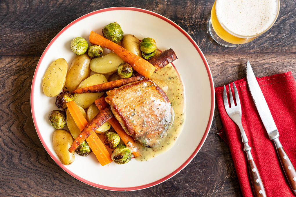 V3: Bio-Rinderhüftsteak an Rosmarinsauce mit Salzkartoffeln und Ofengemüse