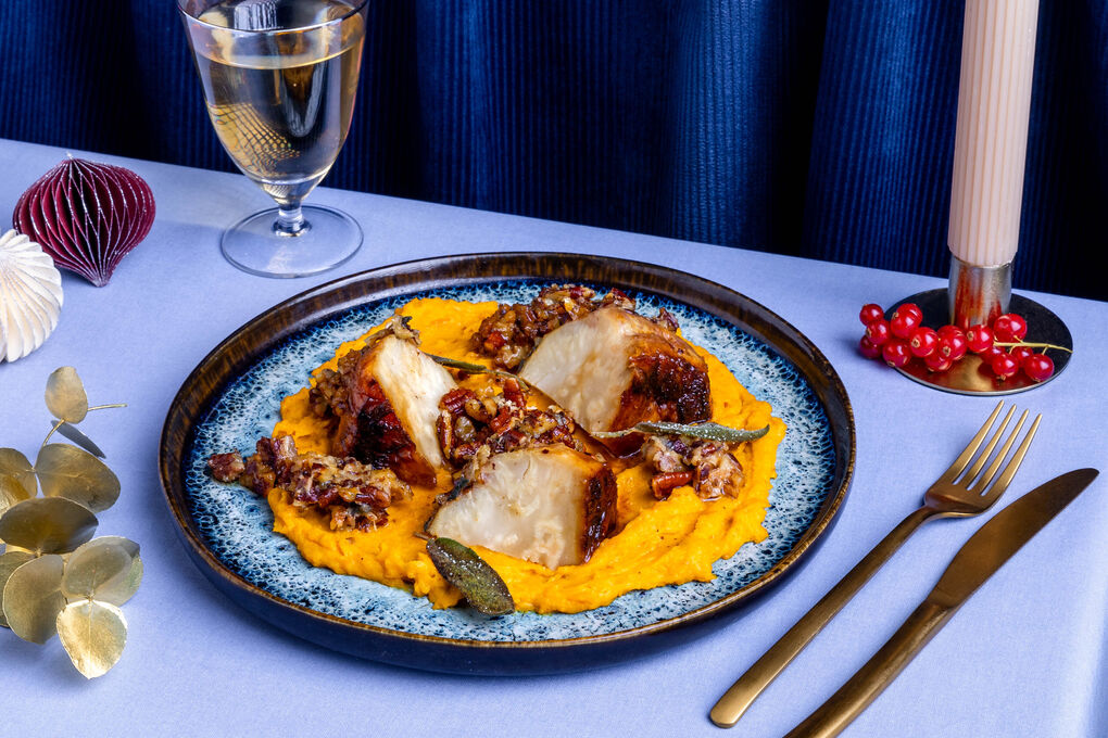 Special: Gebackener Sellerie auf Kürbispüree mit Blauschimmelkäse, Salbei und Nüssen