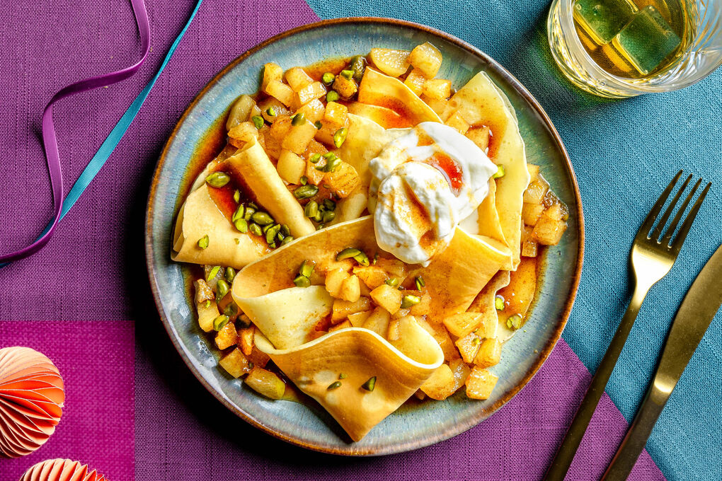 Special: Crêpes mit Birnenkompott serviert mit Schlagsahne und Pistazien