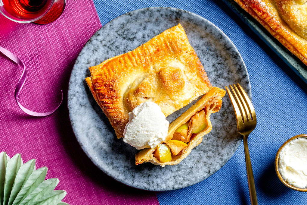 Special: Blätterteig-Apfelstrudel mit Mandeln dazu feine Schlagsahne mit Ahornsirup