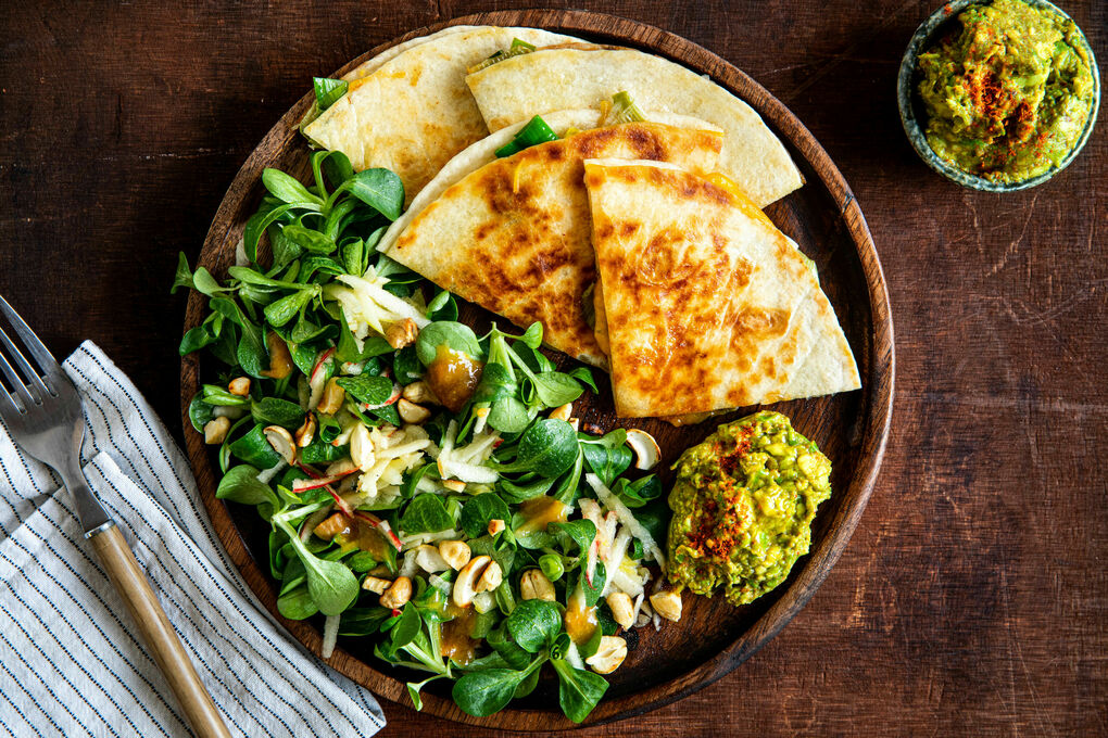 Quesadillas mit Cheddar und Lauch dazu Apfel-Feldsalat mit Aprikosendressing