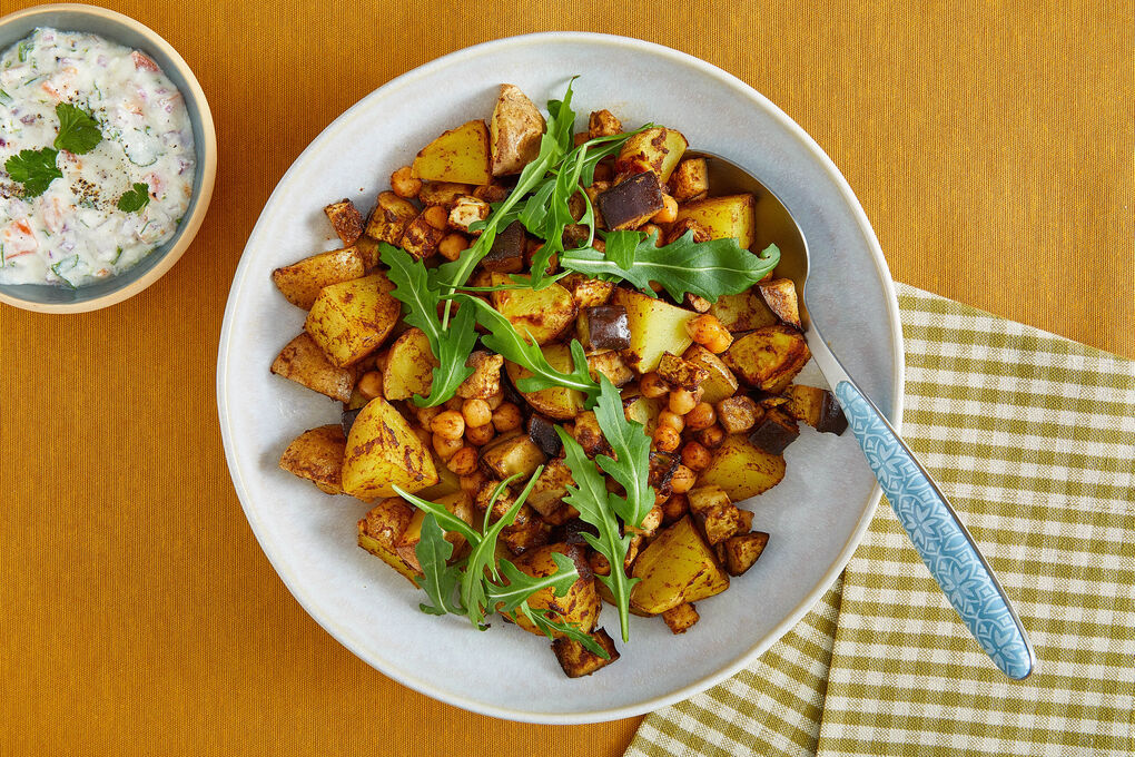 Feines Tandoori-Röstgemüse mit Rucola dazu Koriander-Limetten-Raita