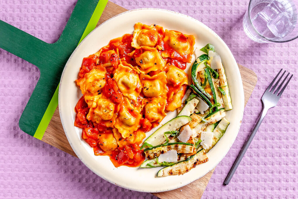 Tortelli mit Tomaten-Thymian-Sauce dazu gegrillte Zucchini mit Käse