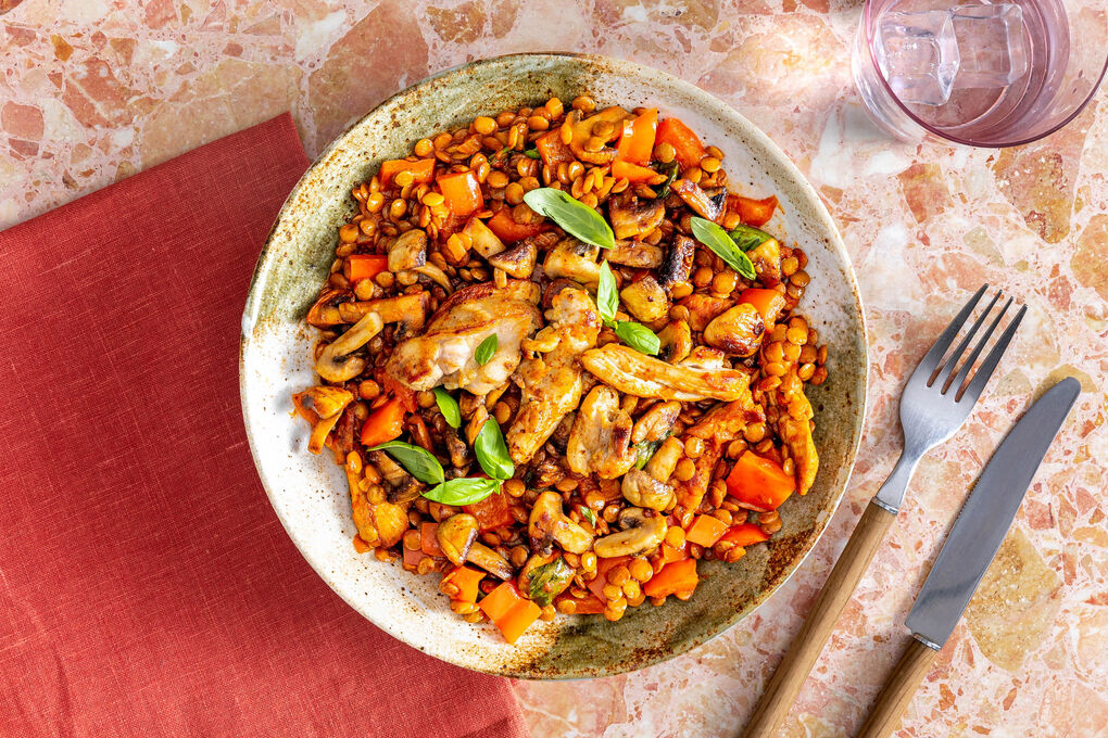Würziges Hähnchen auf Linsengemüse mit Paprika und Champignons