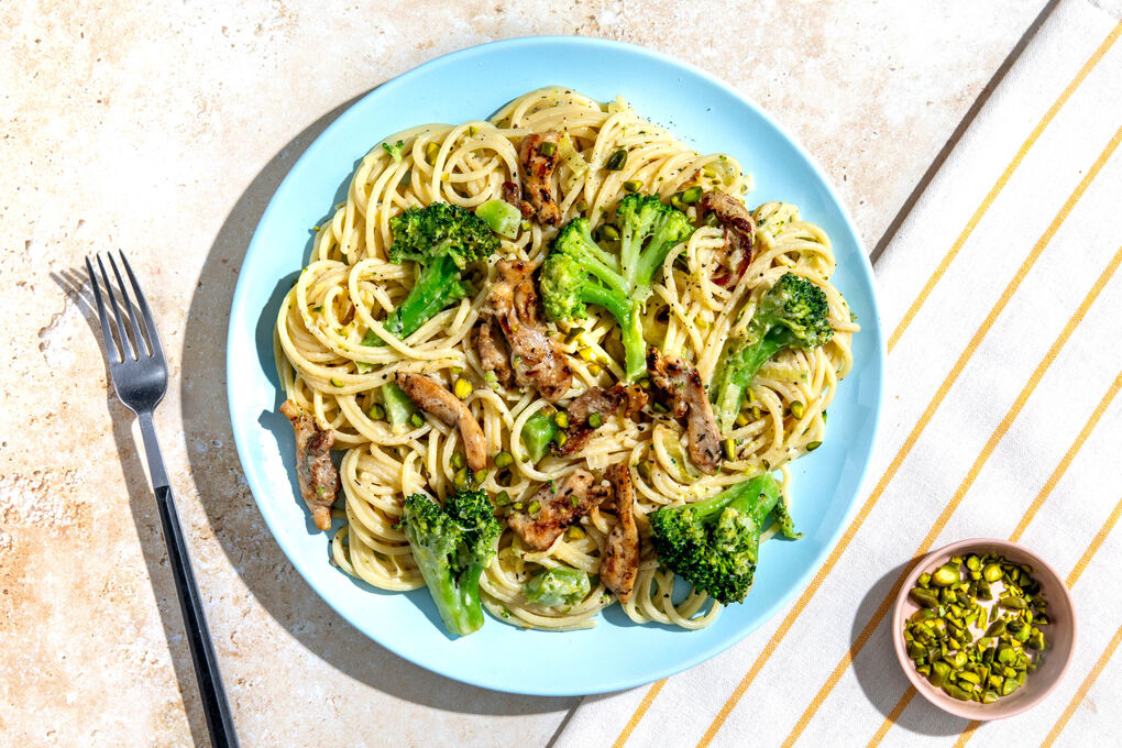 Zitronige Brokkoli-Hähnchen-Pasta mit Crème fraîche, Lauch und Pistazien