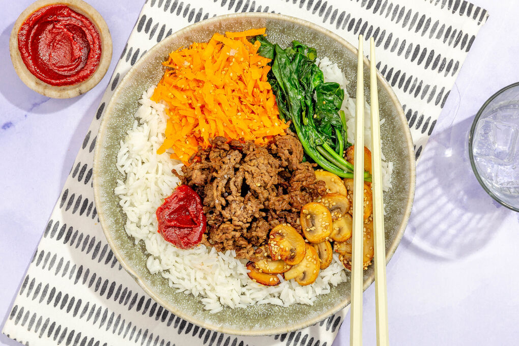 Koreanisches Bibimbap mit Bio-Rinderhack und Babyspinat