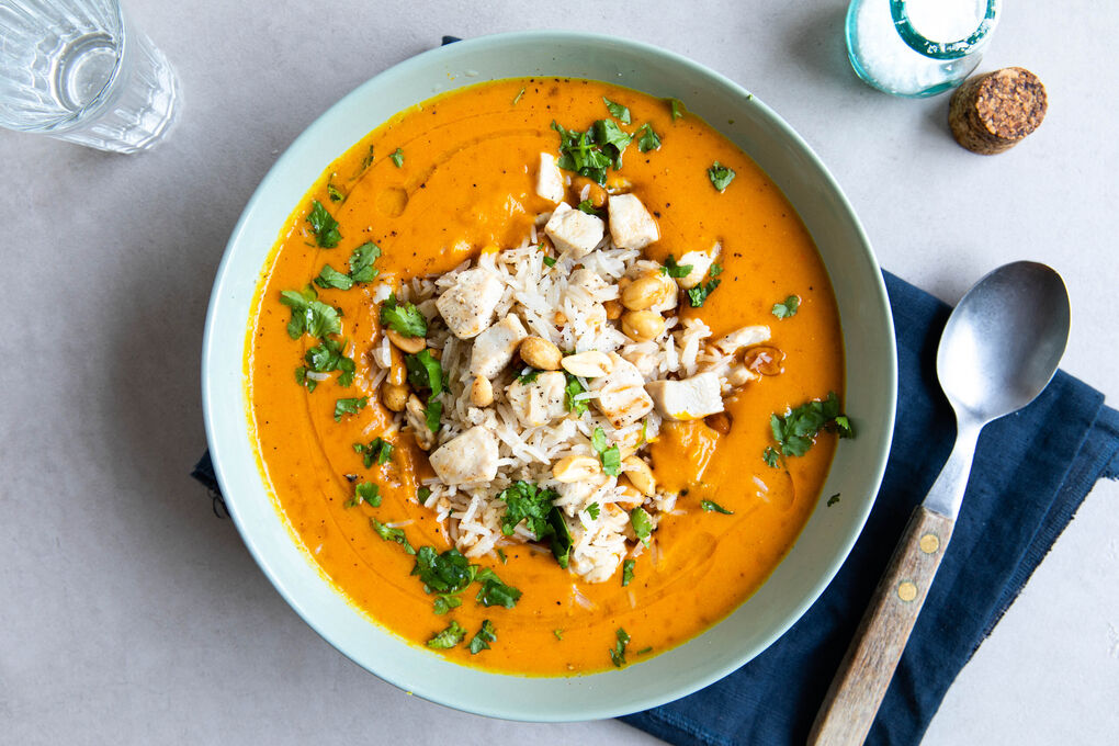 V1: Korma-Hähnchensuppe mit Reis garniert mit Erdnüssen und Koriander