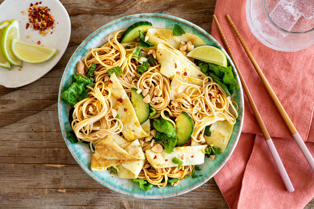 Thai-Nudelsalat mit Omelettstreifen und aromatischem Erdnuss-Dressing