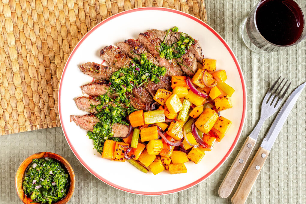 Low Carb V1: Rindersteak mit Chimichurri und buntem Steckrübengemüse