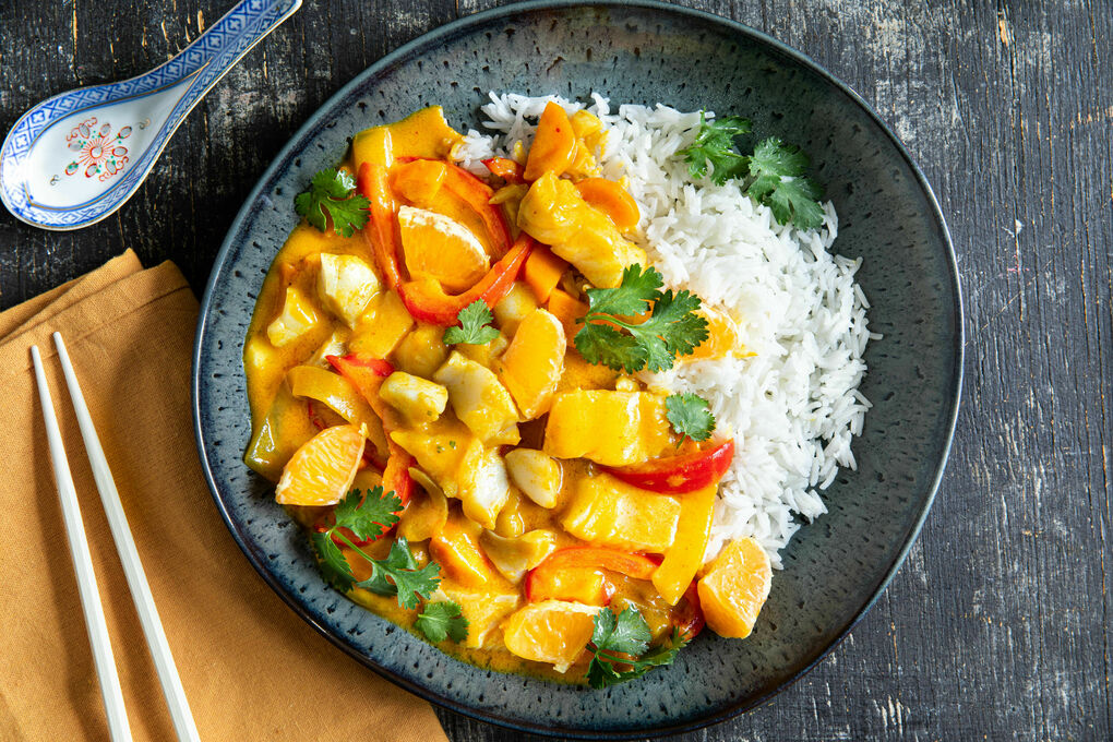 Gelbes Fischcurry mit Mandarine dazu duftiger Jasminreis