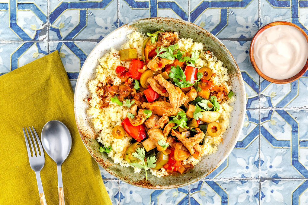 Superfix V1: Hähnchen-Gemüse-Tajine mit Joghurtsauce auf Vollkorncouscous