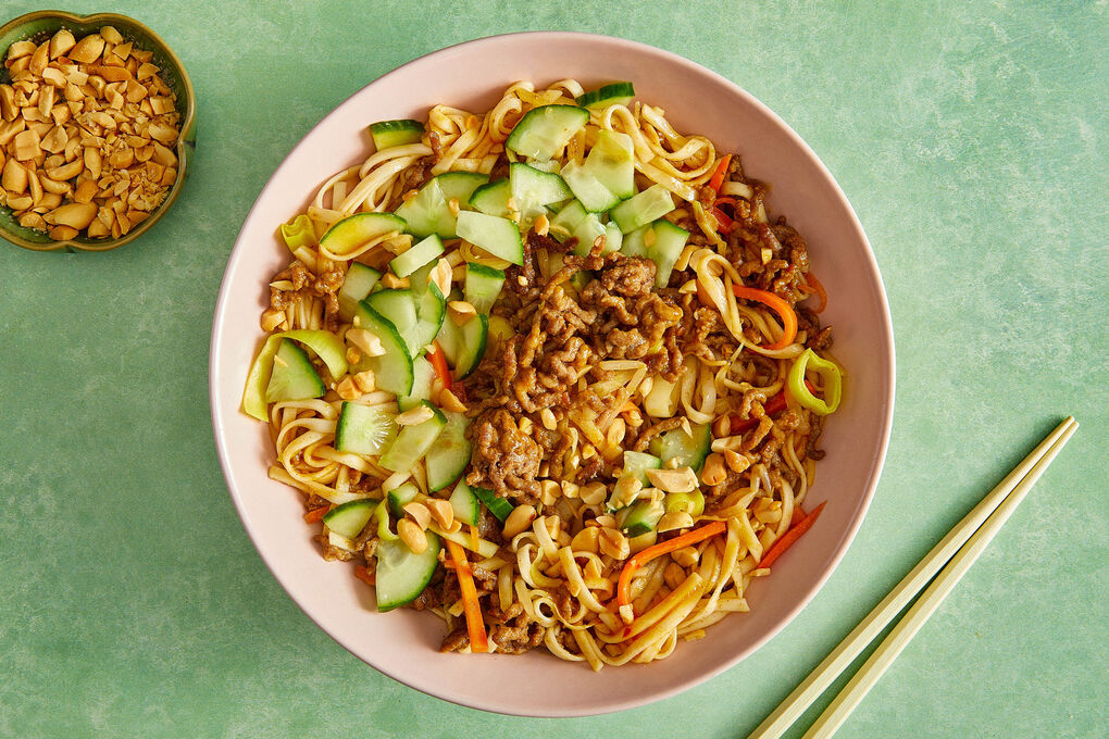 V1: Pikante Udon-Nudeln mit Rinderhack und Asia-Gemüse in Zitronengras-Sauce