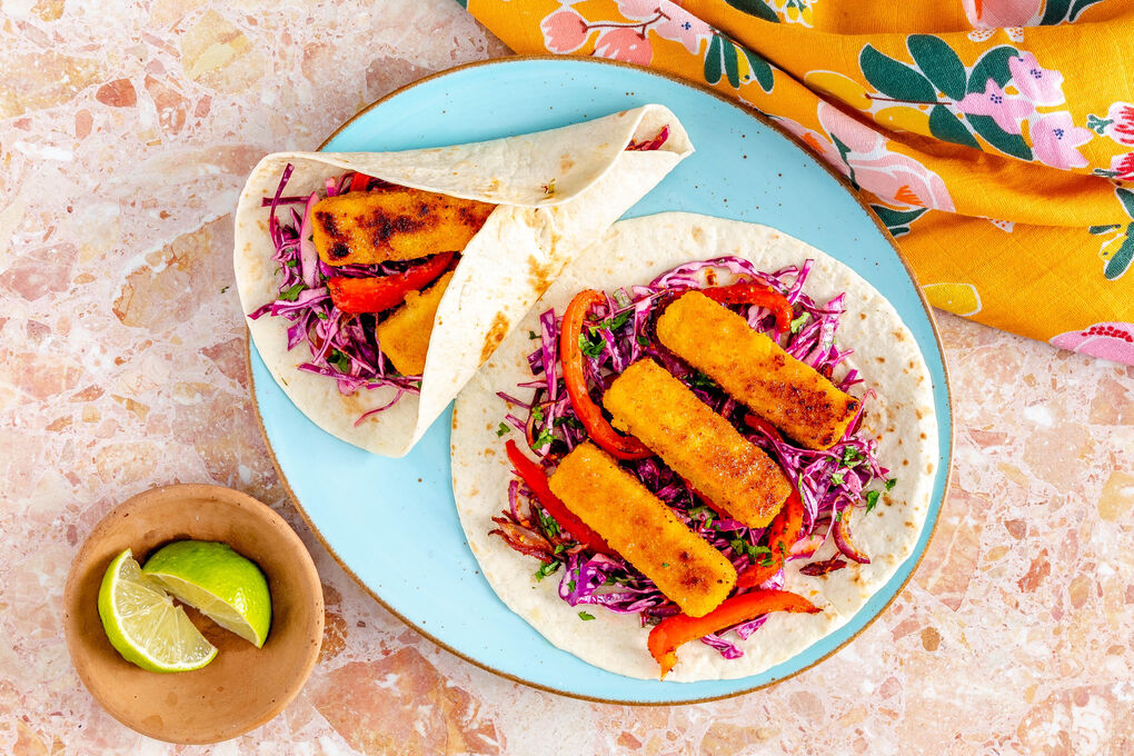 Vegane „Fischstäbchen“-Wraps mit Paprika und cremigem Koriander-Slaw