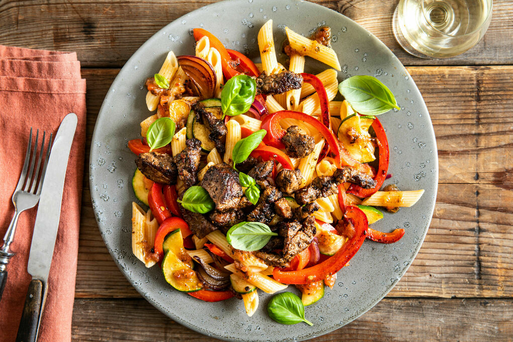 V2: Bio-Geschnetzeltes mit Penne und Paprika-Zucchini-Gemüse