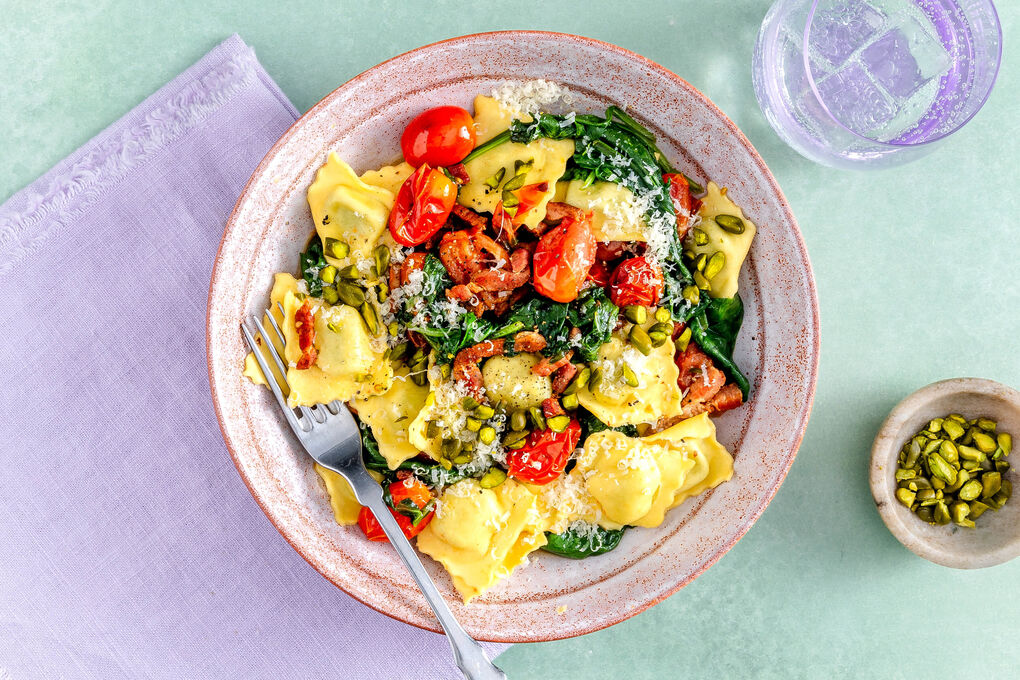 Superfix: Feine Tortelli mit Bacon und Salbei mit Kirschtomaten, Käse und Pistazien