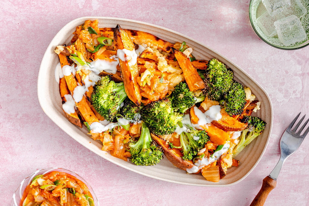 <650kcal: Süßkartoffeln „Loaded Fries“-Style mit Brokkoli und Kimchi-Salsa