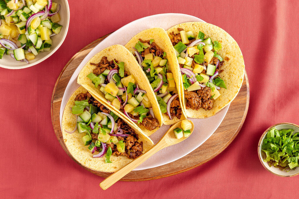 V1: Tacos mit Rinderhack mexikanische Art mit Ananas-Gurken-Salsa und Koriander