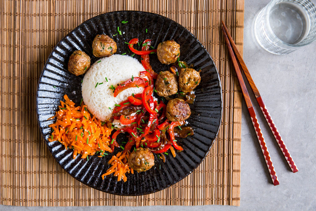 V2: Koreanische Bio-Hackbällchen mit Reis und scharfem Karottensalat