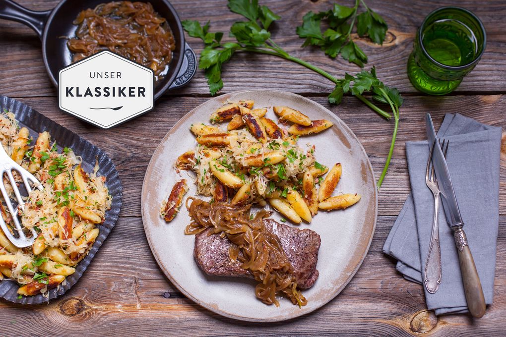 Schwäbischer Zwiebelrostbraten mit Krautschupfnudeln und Speck