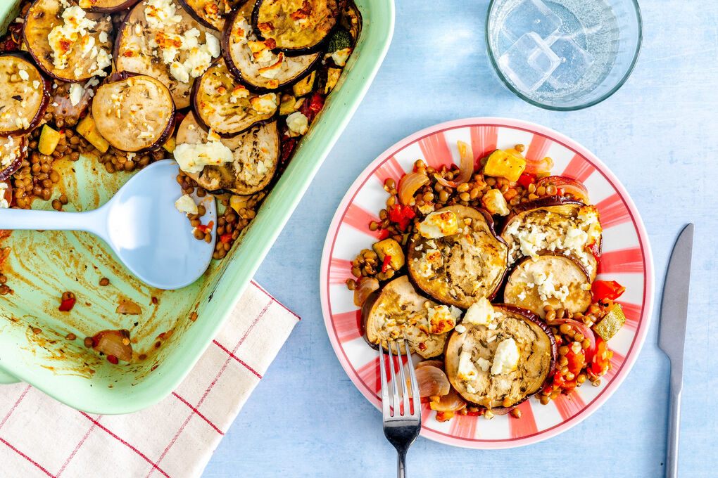 Low Carb: Mediterraner Linsen-Gemüse-Auflauf mit Thymian und Feta