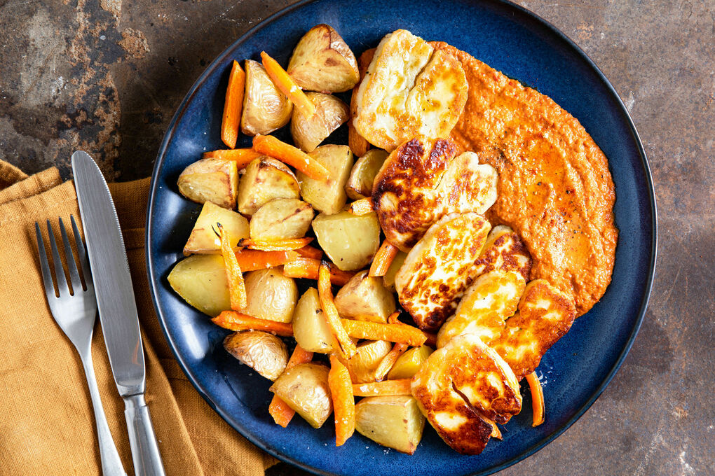 Grillkäse mit Muhammara-Dip und Ofengemüse