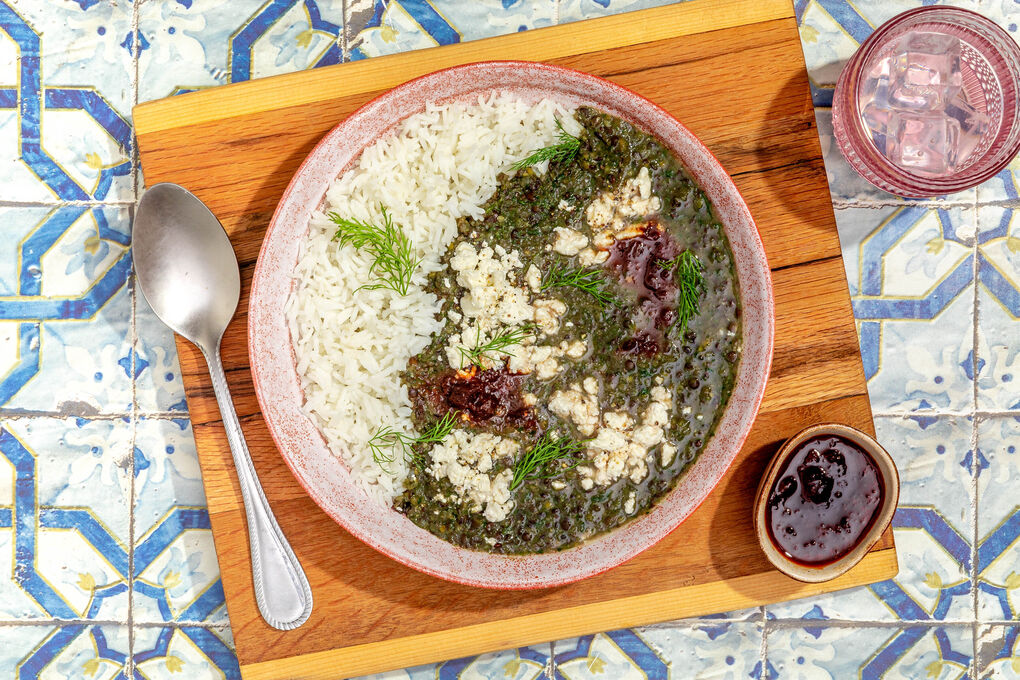 Aromatischer Linsen-Spinat-Eintopf mit Feta mit Fenchel und Dill auf Basmatireis