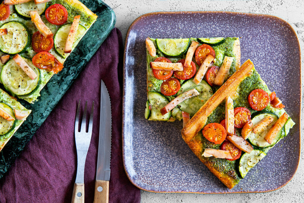 Pizza mit geräuchertem Hähnchen und Zucchini auf würzigem Kürbiskernpesto