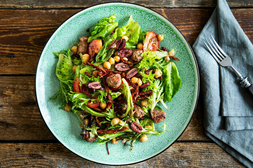 Low Carb: Salat mit deftiger Rindswurst mediterrane Art mit Kichererbsen und Oliven