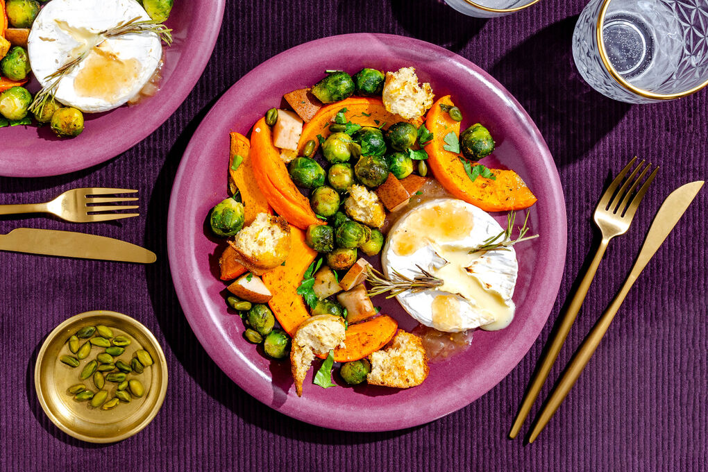 Feiner Camembert mit Aprikosenchutney dazu gebackenes Kürbis-Rosenkohl-Gemüse