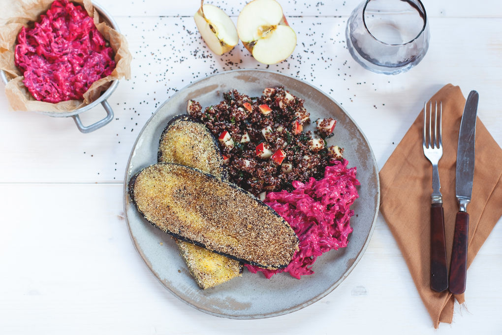Panierte Sumach-Aubergine mit Quinoa-Salat und Rote-Beete-Dip