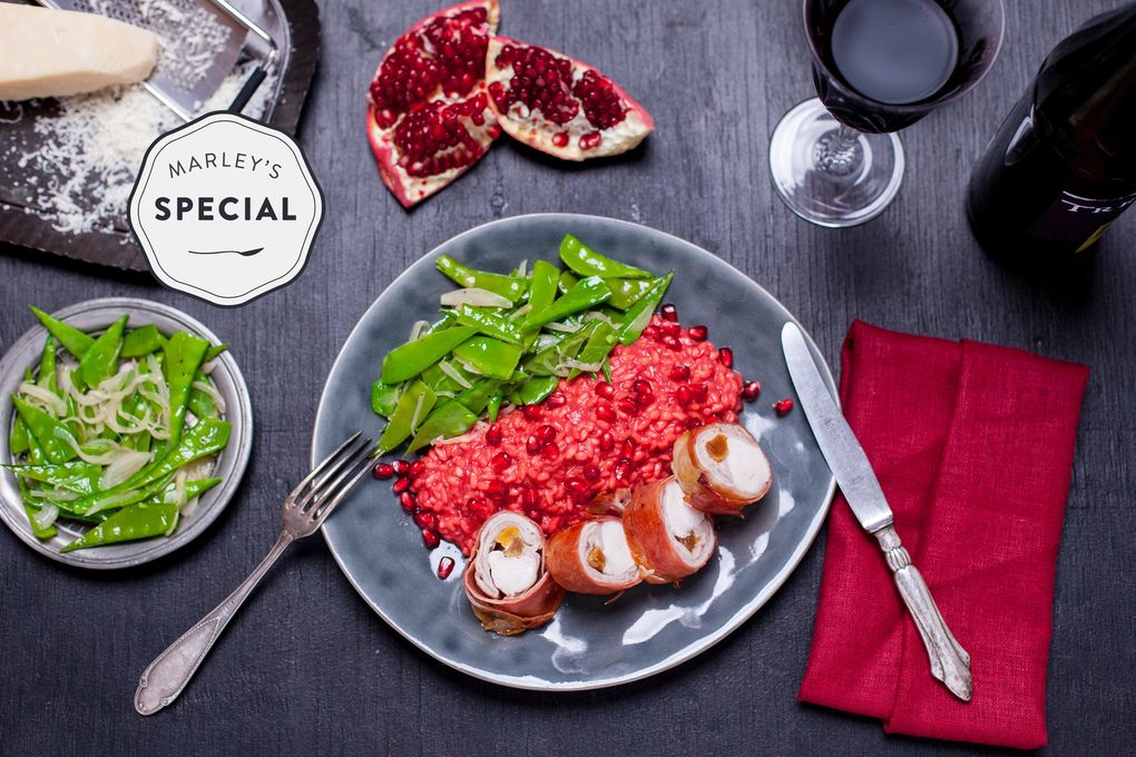 Gefülltes Kaninchen im Parmaschinkenmantel mit rotem Risotto