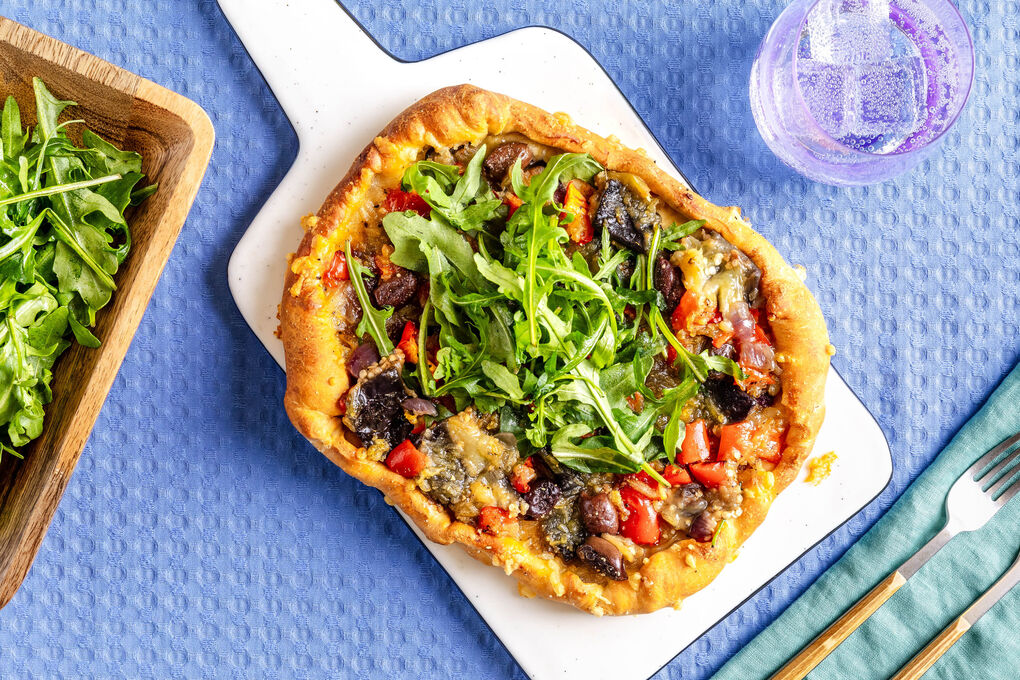 Vegane Pide mit Auberginencreme samt Paprika, Oliven und Rucola