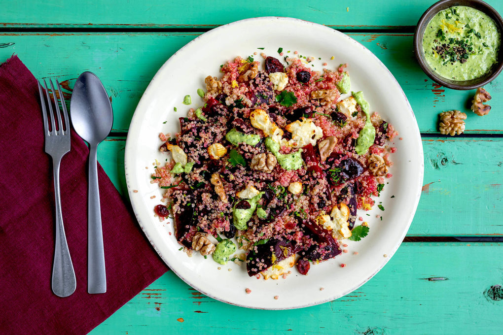Rote-Bete-Quinoa mit Cranberrys dazu gebackener Feta und Nüsse
