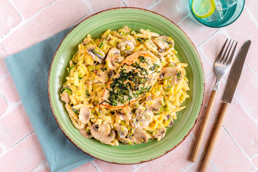 V1: Hähnchenbrust mit Petersilienkruste auf Spätzle in cremiger Pilz-Lauch-Sauce