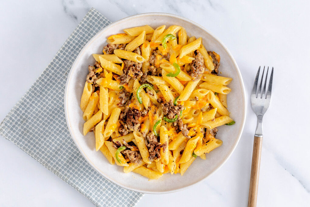 Schnelle Käse-Hackfleisch-Pasta mit Jalapeño-Chili und Karotte