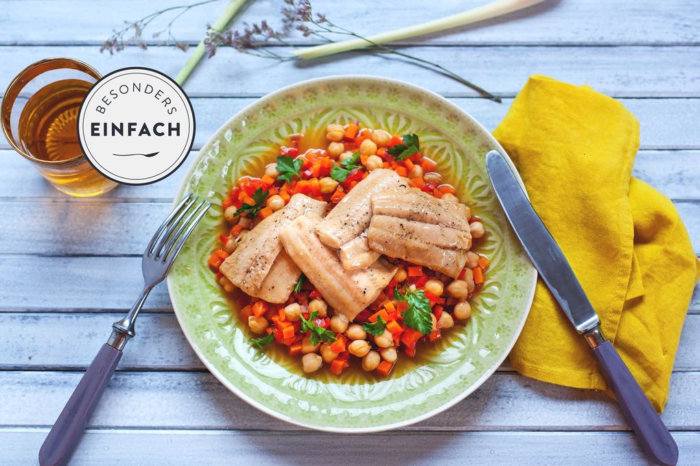Sanft gegarter Aroma-Saibling auf lauwarmem Kichererbsensalat
