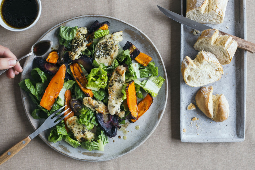 Leichte Hähnchenbruststreifen auf Karottensalat mit Kürbiskernen