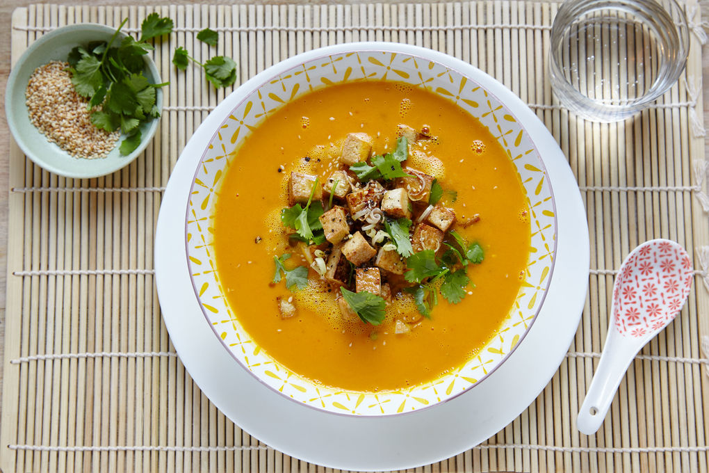 Asiatische Kokos-Suppe mit Zitronengras-Tofu