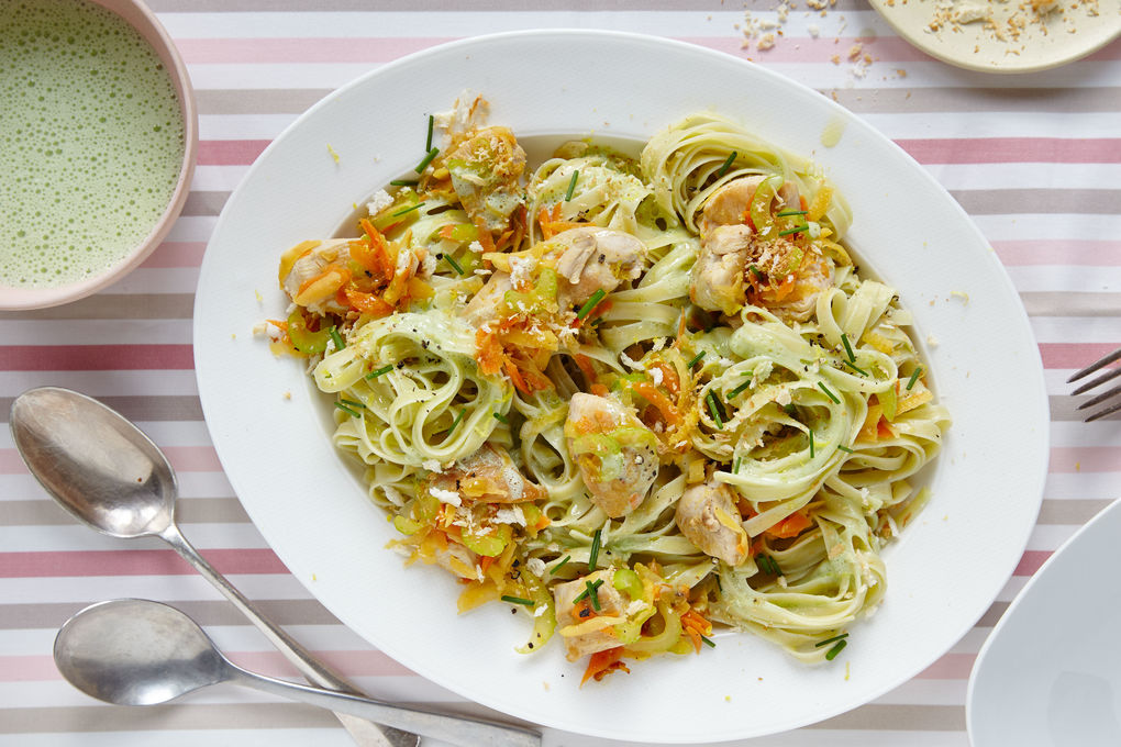 Wurzelgemüse-Tagliatelle mit Hühnchen und Schnittlauch-Rahm