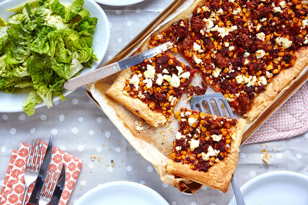 Blätterteig-Pizza mit Tomaten-Hackpfanne und Salat