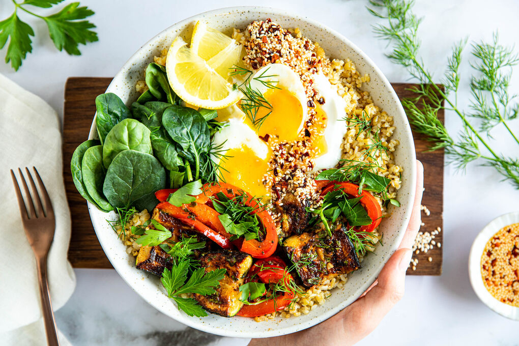 Türkische Bulgur-Bowl mit Ei mit Paprika-Zucchini-Gemüse & Chili-Sesam-Öl