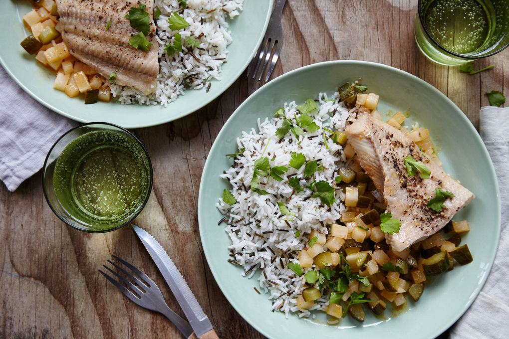 Gedünstetes Welsfilet mit marinierter Gurke und Rettich
