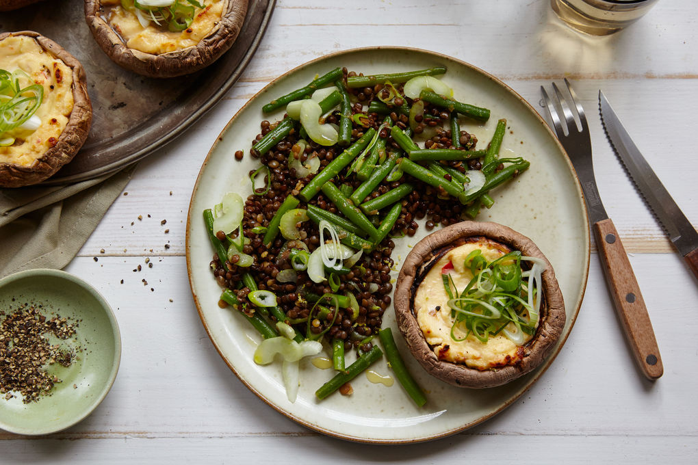 Frischkäse-Portobellos mit Bohnen und Linsensalat