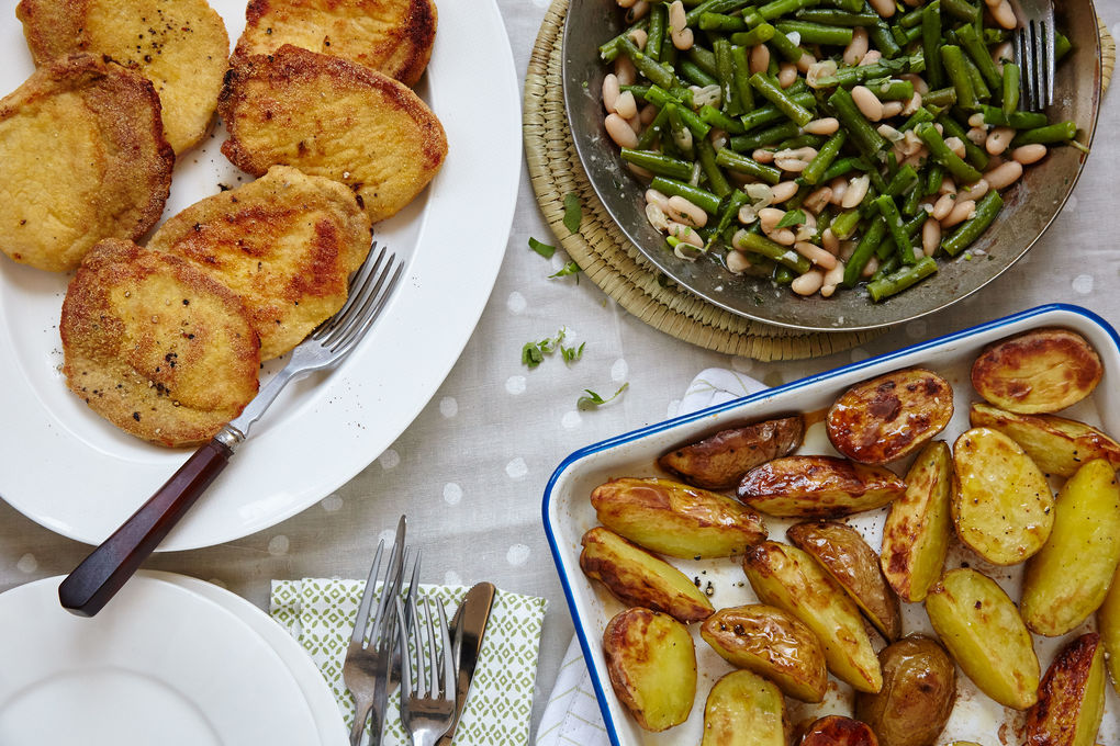 Knuspriges Polenta-Schwein mit bunten Bohnen und Backkartoffeln