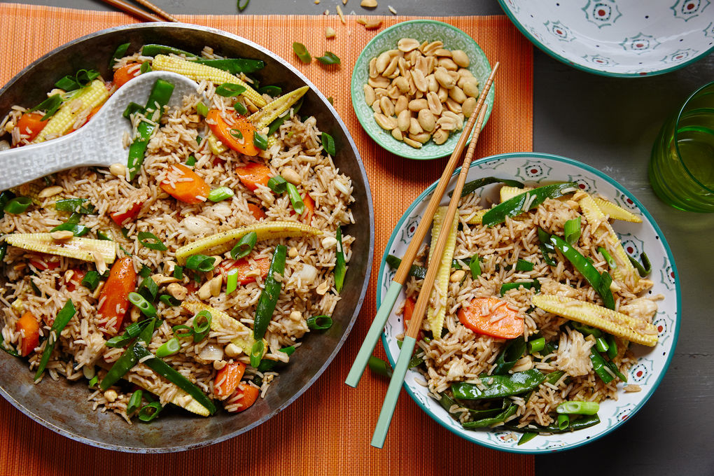 Vegetarisches Stir-Fry mit Karotten, Mais und Erdnüssen