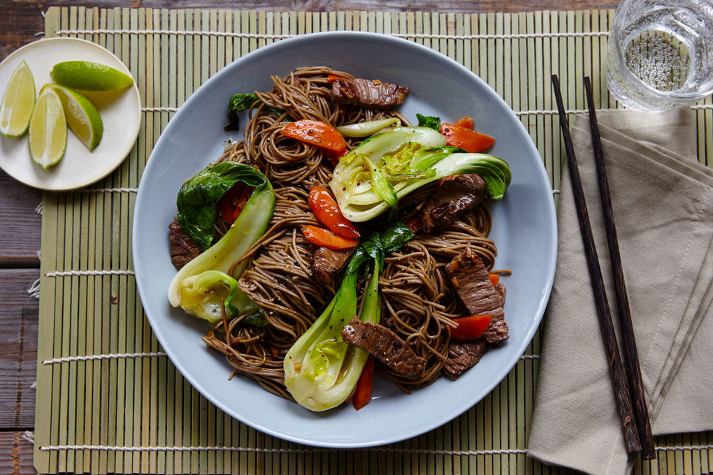 Scharfes Rinder-Stir Fry mit Pak Choi und Sobanudeln