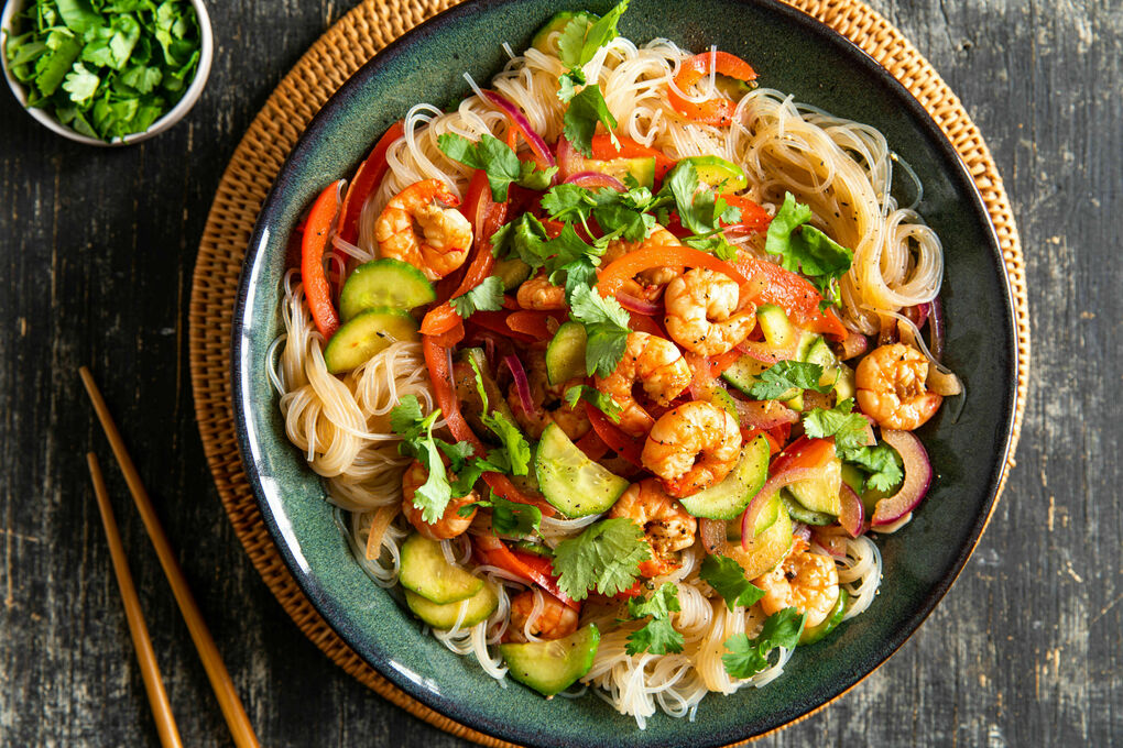 <650kcal: Garnelen-Glasnudelpfanne mit Gemüse mit Chili-Zitronengras-Sauce und Koriander